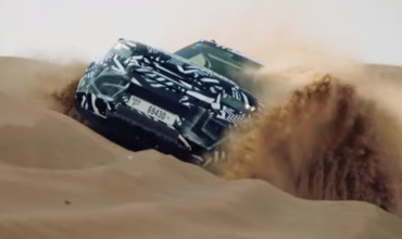 Land Rover испытал новый Defender в пустыне.