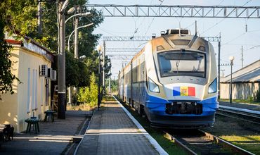Проводник поезда, гражданин Молдовы, пытался перевезти через границу девять незадекларированных женских жилеток.