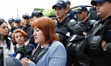 Домника Маноле по-прежнему пользуется услугами государственной охраны.