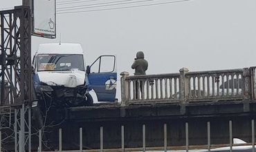 Два человека были доставлены в больницу, а на водителя заведено уголовное дело.