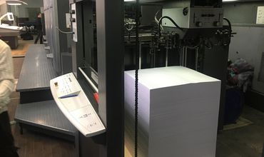 Около часа потребовалось сотрудникам типографии, чтобы перейти от кирпичного цвета к нужному бледно-желтому.