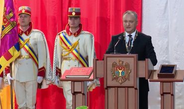 Додон наградил государственными наградами сотрудников своего аппарата.