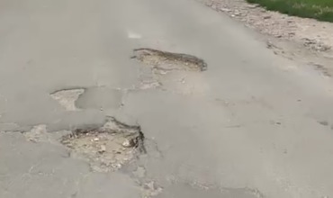 В Кодру автомобиль остался без колеса из-за ямы.