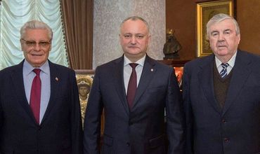 Два бывших президента Мирча Снегур и Петр Лучинский выступили с открытом письмом в поддержку Игоря Додона.
