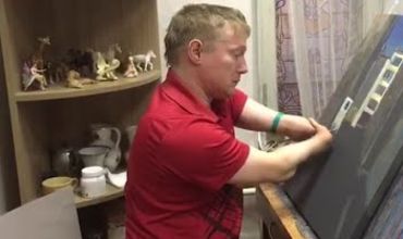 Замешивать темперу на палитре и грунтовать холст Иван Галаничев предпочитает сам.