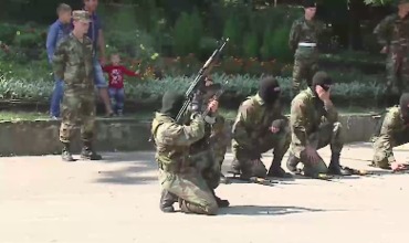 За показательными выступлениями наблюдали десятки человек.