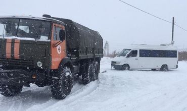 Всего спасатели вытащили 18 транспортных средств – 9 грузовиков, 3 автобуса, 6 легковых авто.