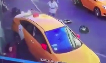 Опубликовано видео наезда автомобиля такси на пешеходов в центре Москвы.