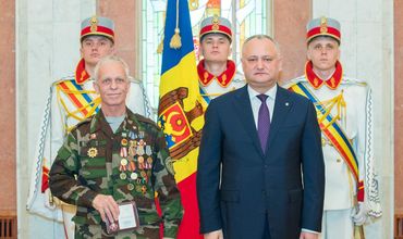 Додон вручил Памятный крест «Участник боевых действий в Афганистане (1979-1989)» группе ветеранов.