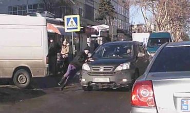 В Кишиневе на пешеходном переходе сбили женщину.