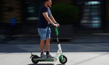 Электросамокаты опаснее для окружающей среды, чем общественный транспорт.