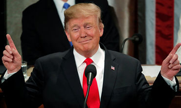 По словам сенатора, каждый день Трамп публикует расистские или разжигающие ненависть твиты, что-то "темное и уродливое".
