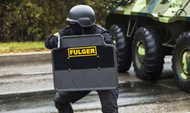 Fulger проводит тактические учения с привлечением бронетехники.