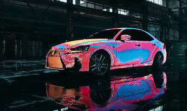 Lexus покрыла машину 42 тысячами светодиодов.