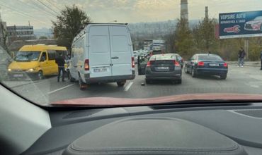 В столице произошла авария: столкнулись четыре автомобиля.