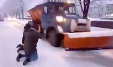 Молодые люди решили преклониться перед снегоуборочной машиной.
