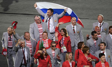 Белорусский функционер Андрей Фомочкин пронес флаг России.