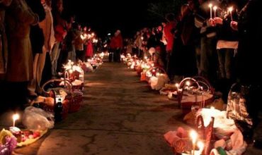 În noaptea Învierii Domnului, la slujba de sărbătoare, sunt sfinţite coşurile cu cozonaci, ouă şi alte bunătăți. Foto: piuculture.it