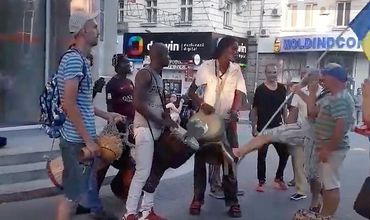 Агрессивные сторонники Нэстасе напали на уличных музыкантов.
