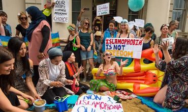 Женщины высыпали килограммы песка у французского посольства в Лондоне.