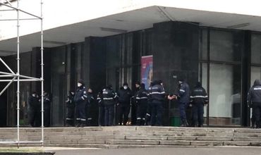 К зданию правительства стягиваются дополнительные наряды полиции. 
