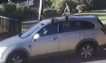 Ребенок в подгузнике сидит на крыше автомобиля, пока его мать довольно быстро ездит, в том числе и по шоссе.