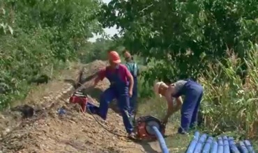 Люди говорят, что вода в местных колодцах не годится даже для стирки.