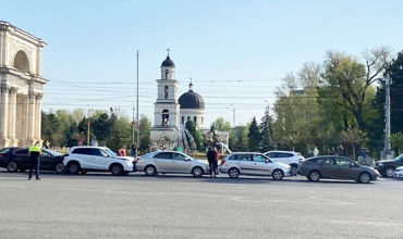 Цепное ДТП произошло в самом центре Кишинева: столкнулись пять автомобилей.