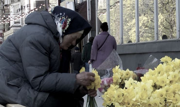 Пожилые люди вынуждены продавать зелень и цветы, чтобы выжить.