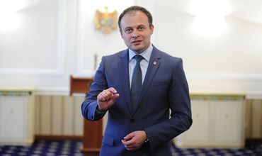 В ходе интервью Андриану Канду был задан вопрос о том, захватили ли демократы государство, узурпировав власть. 