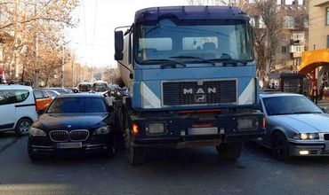 ДТП с участием BMW заблокировало движение на столичной улице.