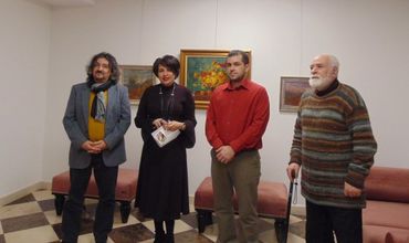 Александр Алавацки родился в 1983 году в Кишиневе. Окончил Лицей изобразительных искусств им. Игоря Виеру и столичную Академию музыки, театра и изобразительных искусств.