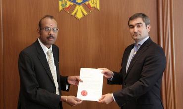 В ходе встречи официальные лица рассмотрели вопрос двусторонних отношений.