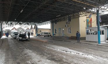 Несколько таможенных постов приостановили сегодня свою деятельность из-за непогоды.