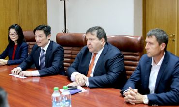 Октавиан Калмык обсудил с представителями китайской компании Dynavolt возможности инвестирования в РМ. Фото: Ministerul Economiei.