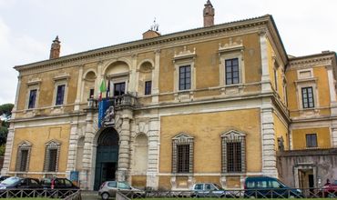 Итальянский музей затроллил похоронное агентство и магазин электроники.