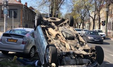 В центре Кишиневе на перекрестке столкнулись такси и легковушка.
