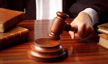 Восемь таможенников предстанут перед судом по обвинению в коррупции.
