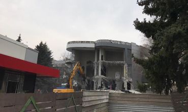 На Рышкановке сносят коммерческий центр.