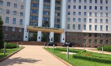 На заседании парламента присутствовали 86 из 101 депутата.