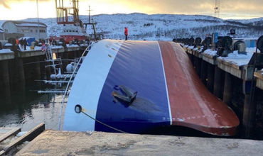 Российский траулер опрокинулся при спуске на воду в норвежском Киркенесе.