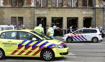 Напавший с ножом на людей в Амстердаме мотивировал атаку нападками на ислам.