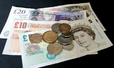 Moneda britanică suferă cea mai abruptă cădere de după prăbuşirea post-Brexit. Foto: paginadebanci.ro