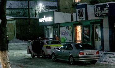 Приехавшие полицейские на нашли в пакете ничего опасного. Это была пустая пачка из-под сигарет, обмотанная скотчем.