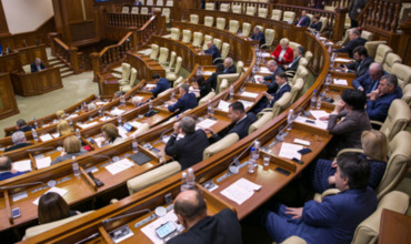 В 2018 году дебаты в парламенте продолжались более 200 часов.