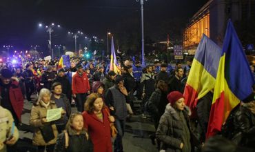 Около десяти тысяч жителей Бухареста вышли в воскресенье вечером на акцию протеста.