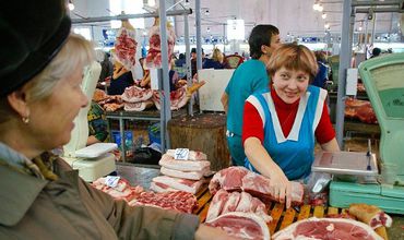 Вследствие колебаний курсов валют цены на продукты питания, в том числе и первой необходимости, и без того существенно подорожали.