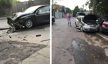 Два автомобиля столкнулись возле больницы Скорой помощи.