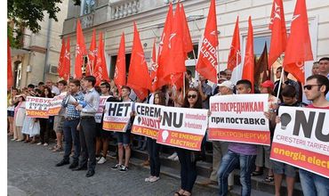 У НАРЭ люди собрались на митинг.