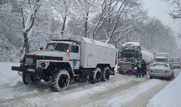 За день спасатели провели 9 операций по освобождению автомобилей из снежного плена.